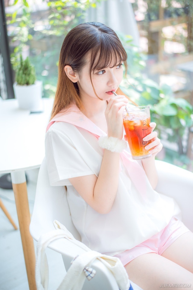 庞统点点头，邓贤、泠苞在军中威望终究不及张任，虽然如今占据了成都，成都以北皆降，但成都以南，巴郡各地将领官员却并未表态。